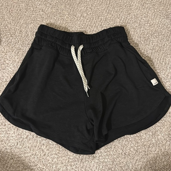 Vuori Halo Shorts Black in Small - Picture 1 of 7